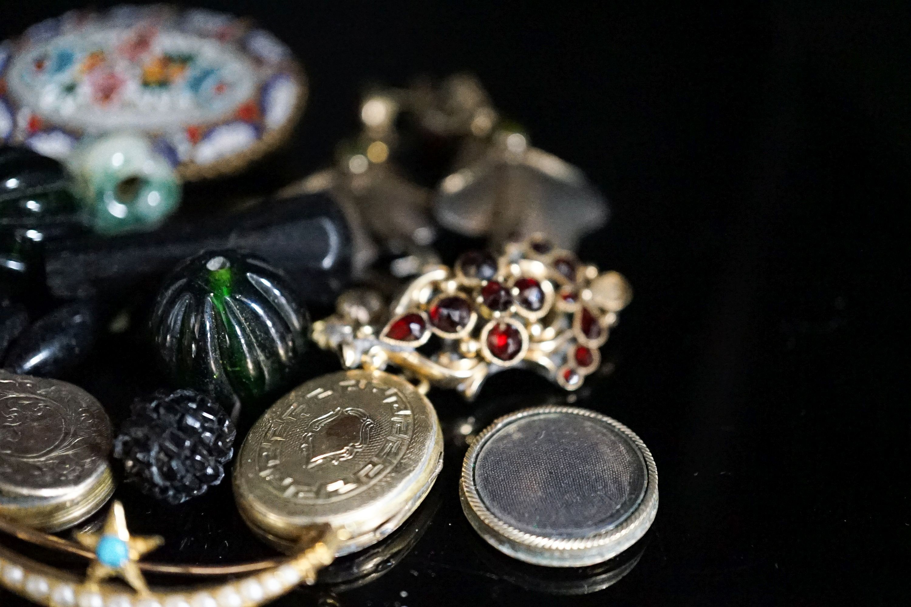 Mixed Victorian and later jewellery, including yellow metal and gem set crescent brooch, double cameo brooch, cultured pearl necklace, a pair of stylish textured 925 earrings, micro mosaic brooch etc.